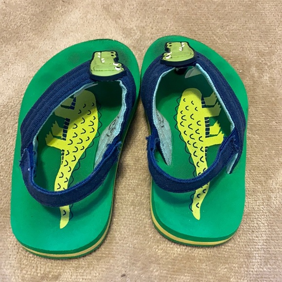Cat and Jack flip flops boys size 5/6 - Picture 3 of 7